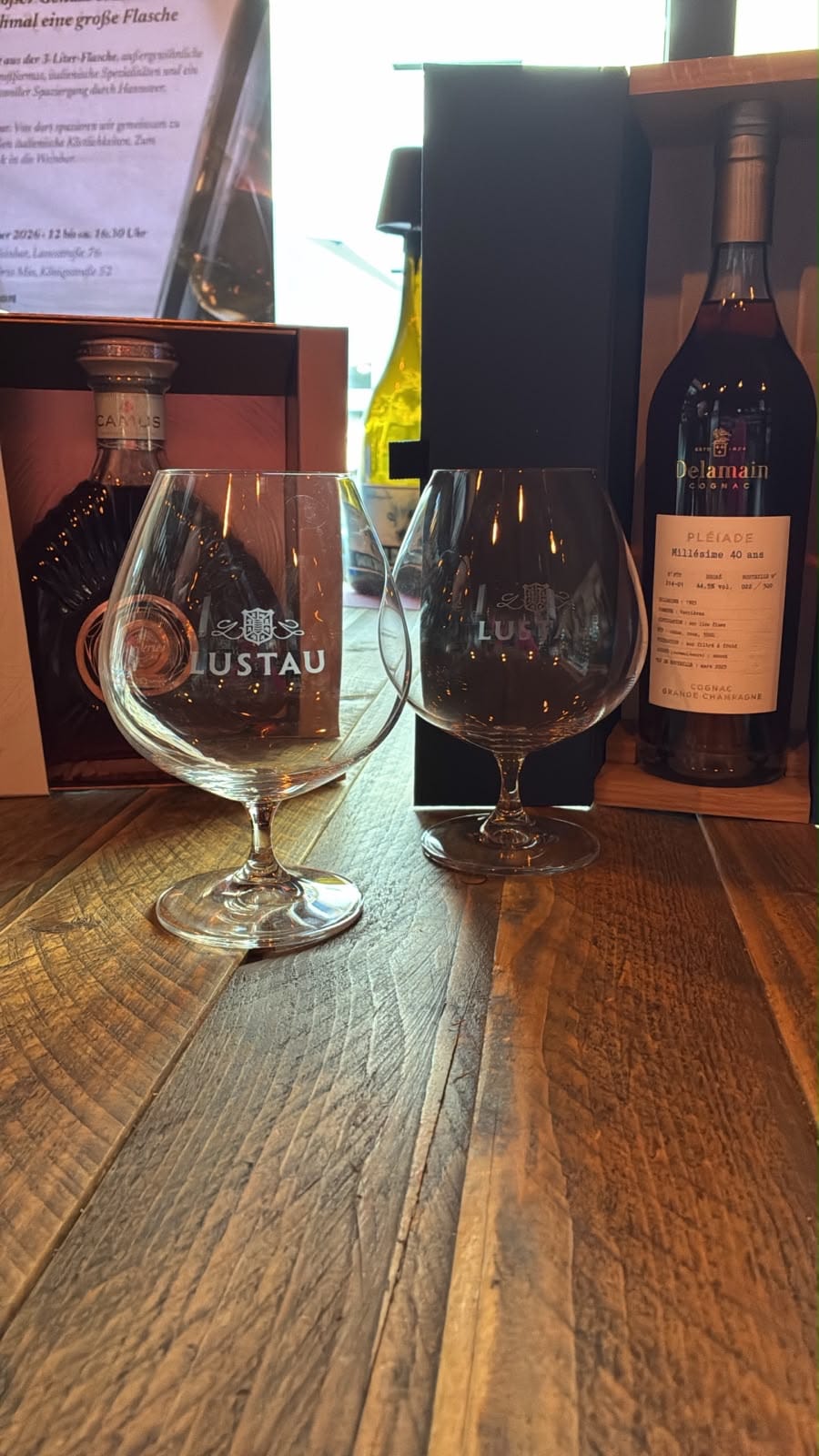 Cognac von Delamain und Camus mit zwei Lustau-Gläsern am Tresen der Weinbar