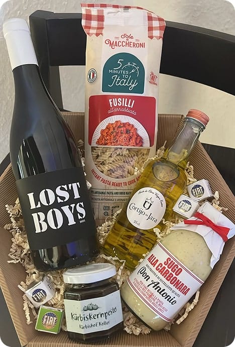 Komplettes italienisches Dinner im Geschenkkorb, Wein, Pasta, haltbares Pesto im Glas und haltbare Feinkost