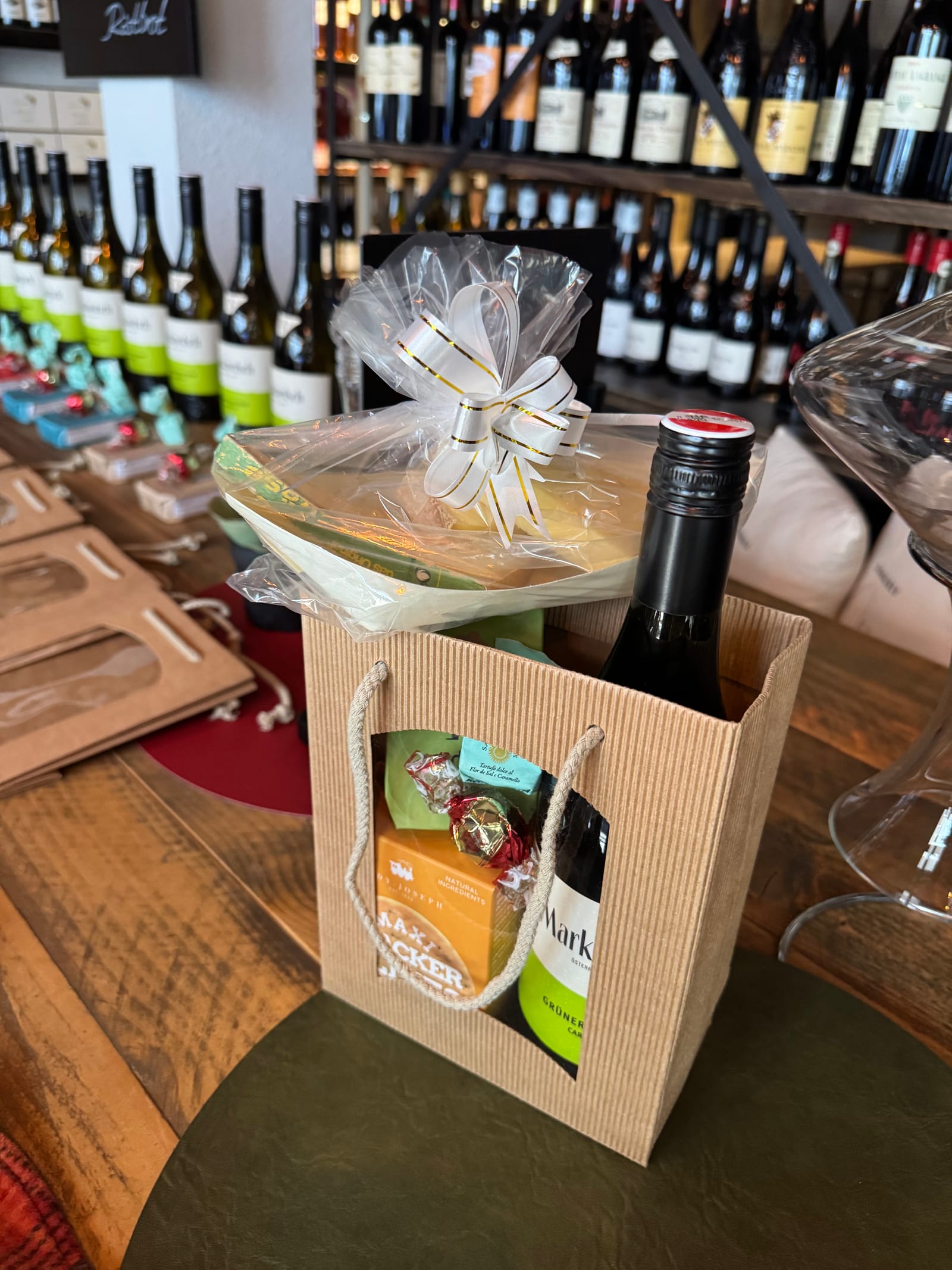 Vorgepackter Weinbar-Geschenkkorb mit Wein, Käse, Pasta und Snacks