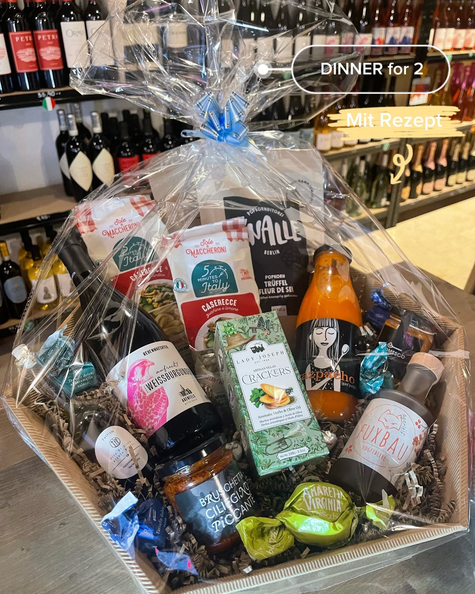 Geschenkkorb mit Wein und Antipasti