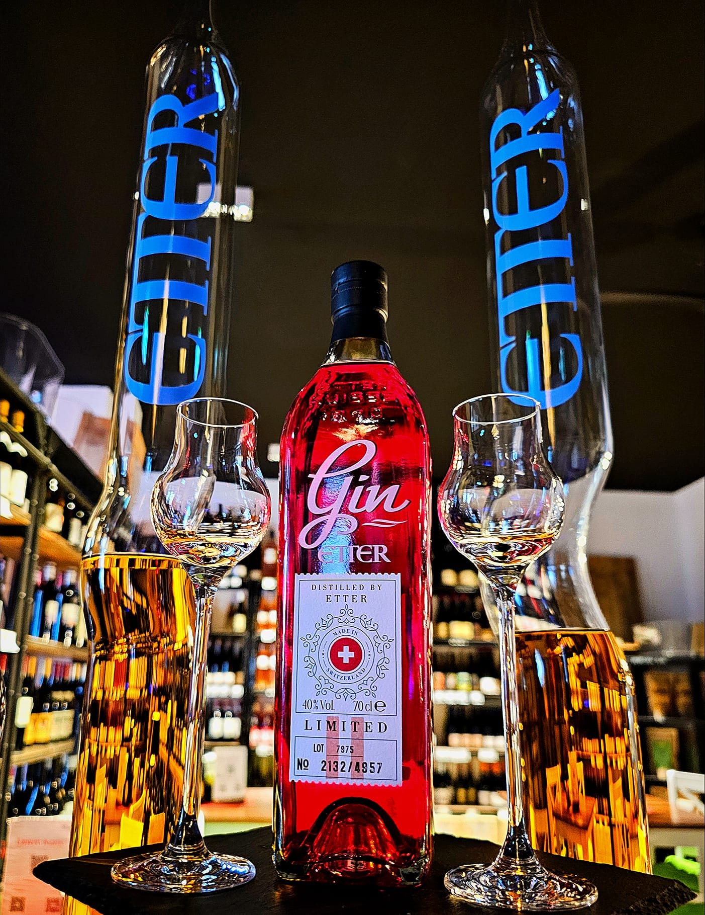 Etter Gin Limited mit zwei Gläsern vor den Etter-Flaschen