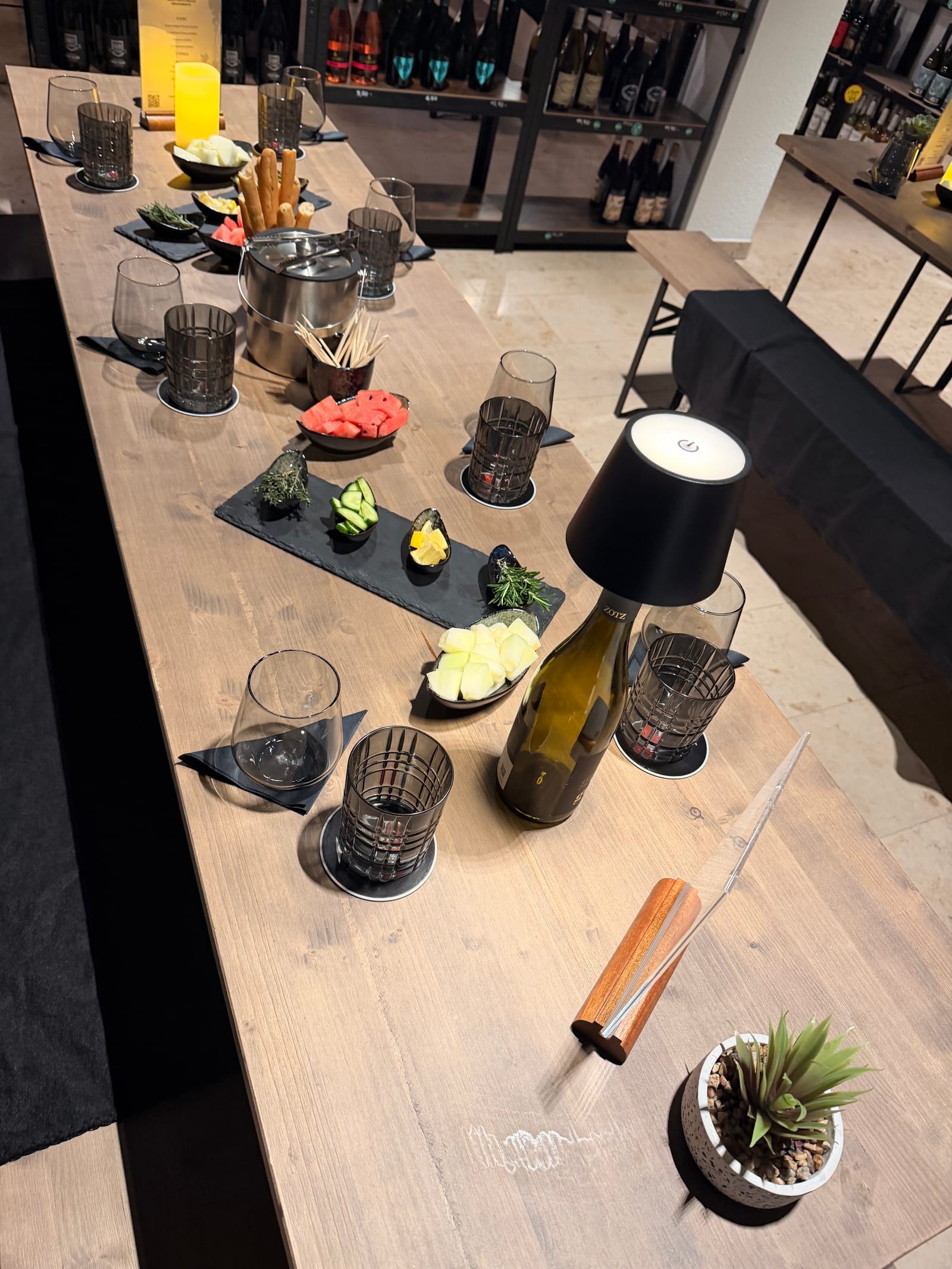Gedeckter Tisch für ein Firmenabend-Tasting mit Glasreihen