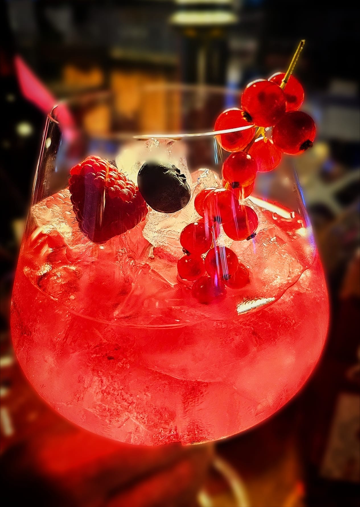 Gin Tonic mit Himbeere, Heidelbeere und Johannisbeeren