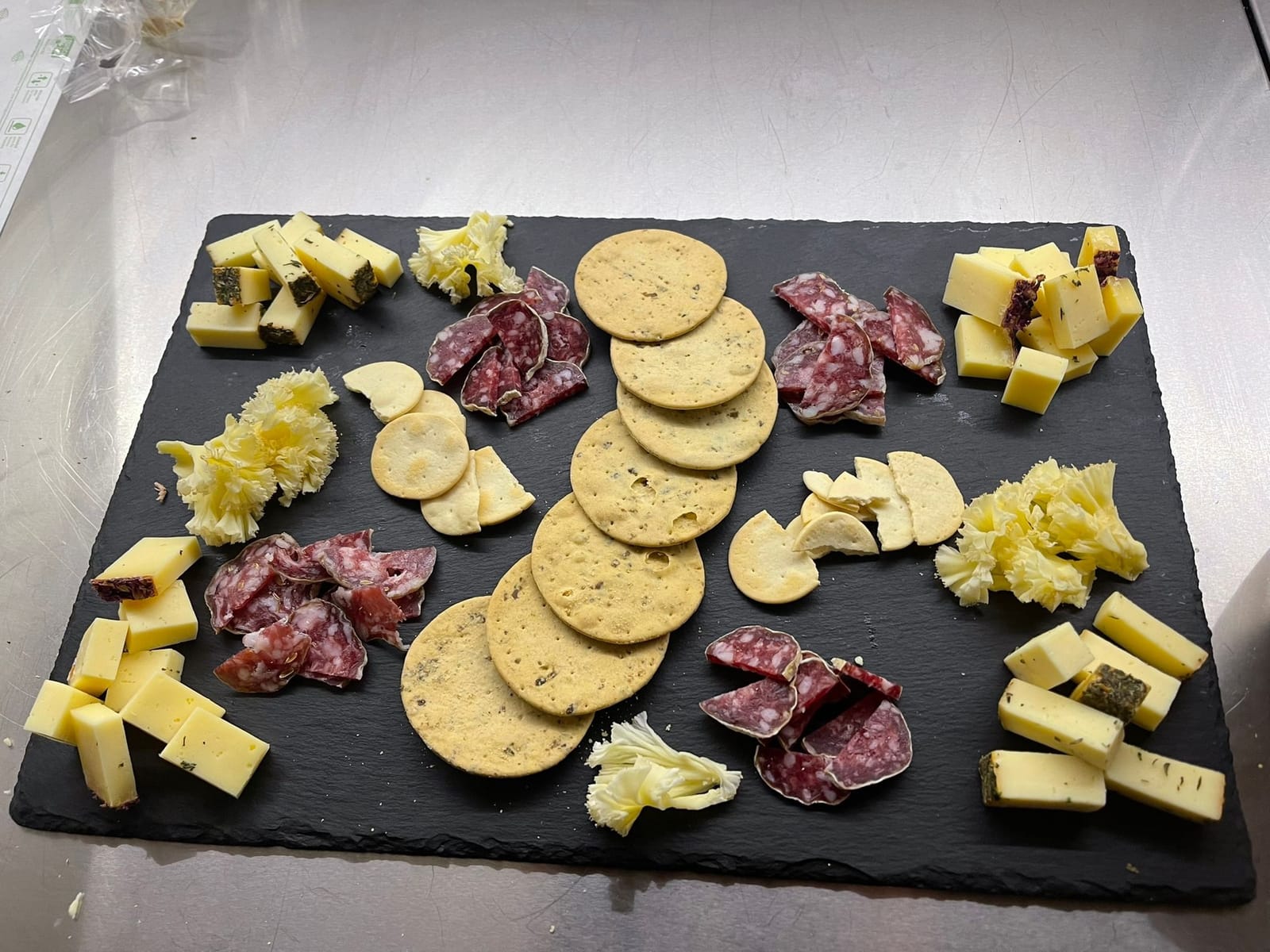 Reichhaltige Rohmilchkäse- und Antipasti-Platten für Gruppen