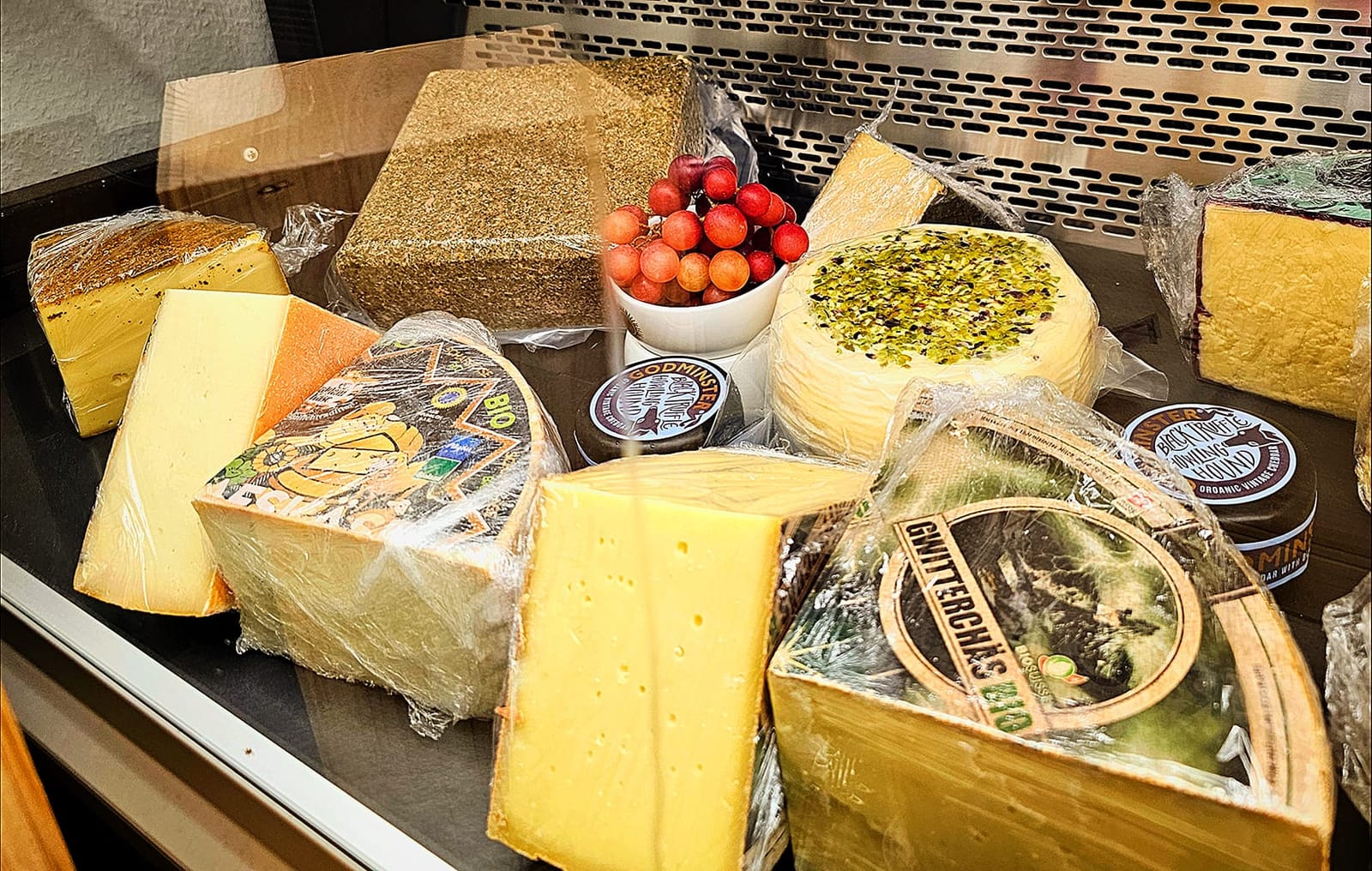 Bergkäse und Cheddar in der Käsetheke der Weinbar
