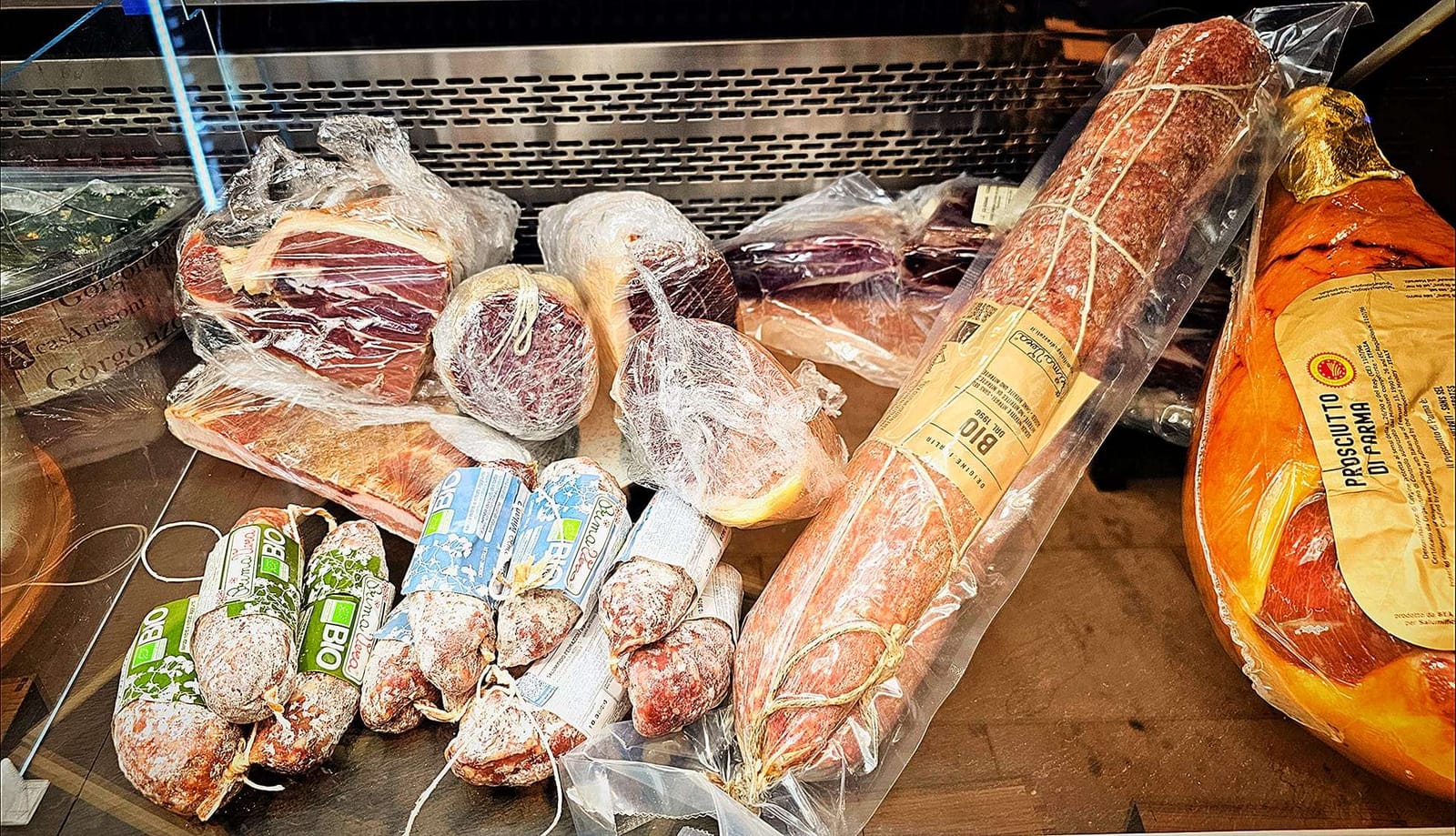 Salami und Prosciutto di Parma in der Feinkosttheke
