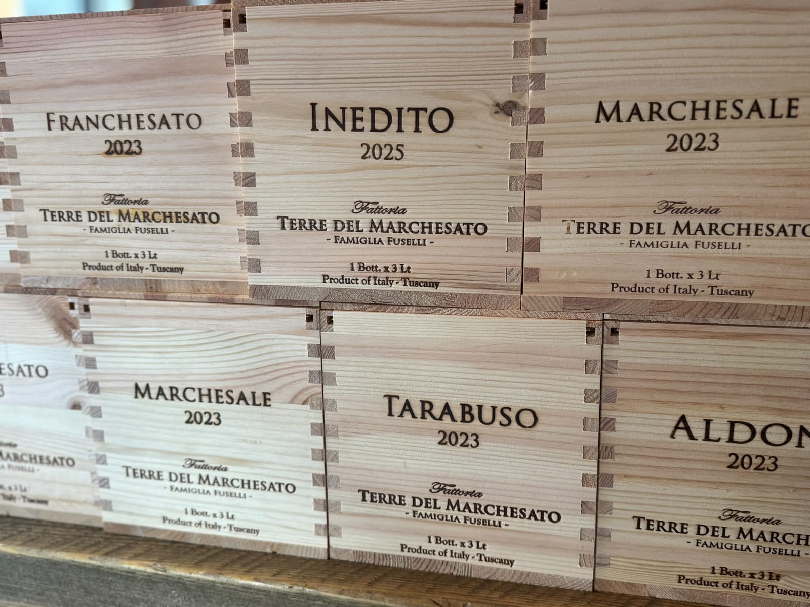 Holzkisten mit Doppelmagnums von Terre del Marchesato: Franchesato, Inedito, Marchesale, Tarabuso und Aldone in der Weinbar