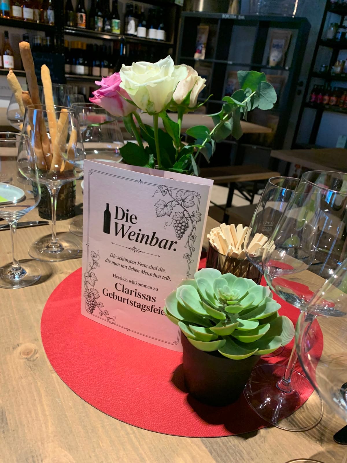 Stilvoll eingedeckter Holztisch in der Weinbar