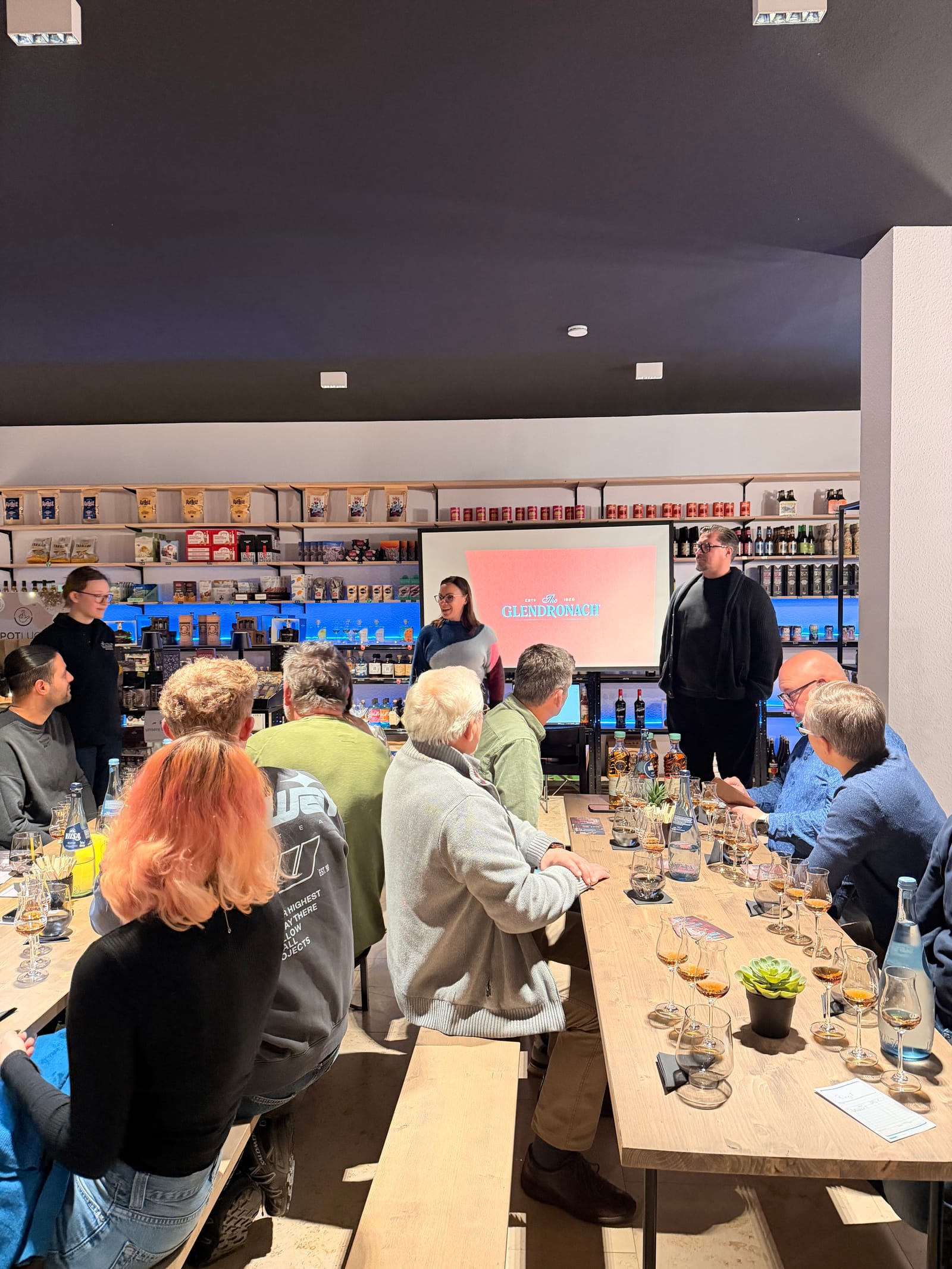 Tasting-Runde in der Weinbar Hannover mit großer Genießer-Gruppe am Tresen